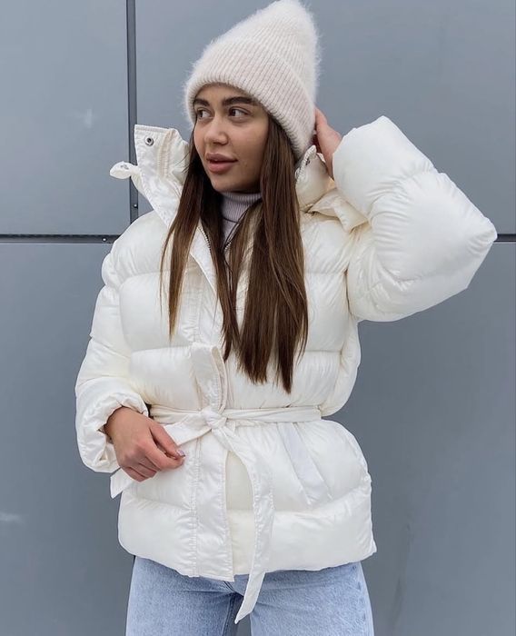 Зимова куртка молочного кольору