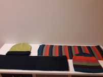 Dois conjuntos de gorro e cachecol para criança