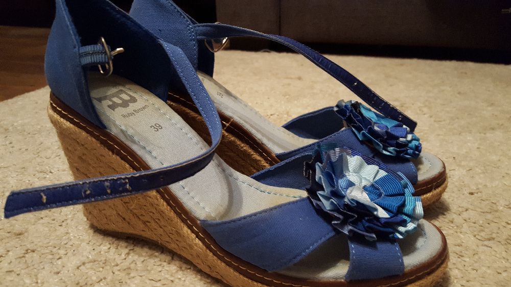 Ruby Brown buty espadryle na koturnie niebieskie z kwiatkiem