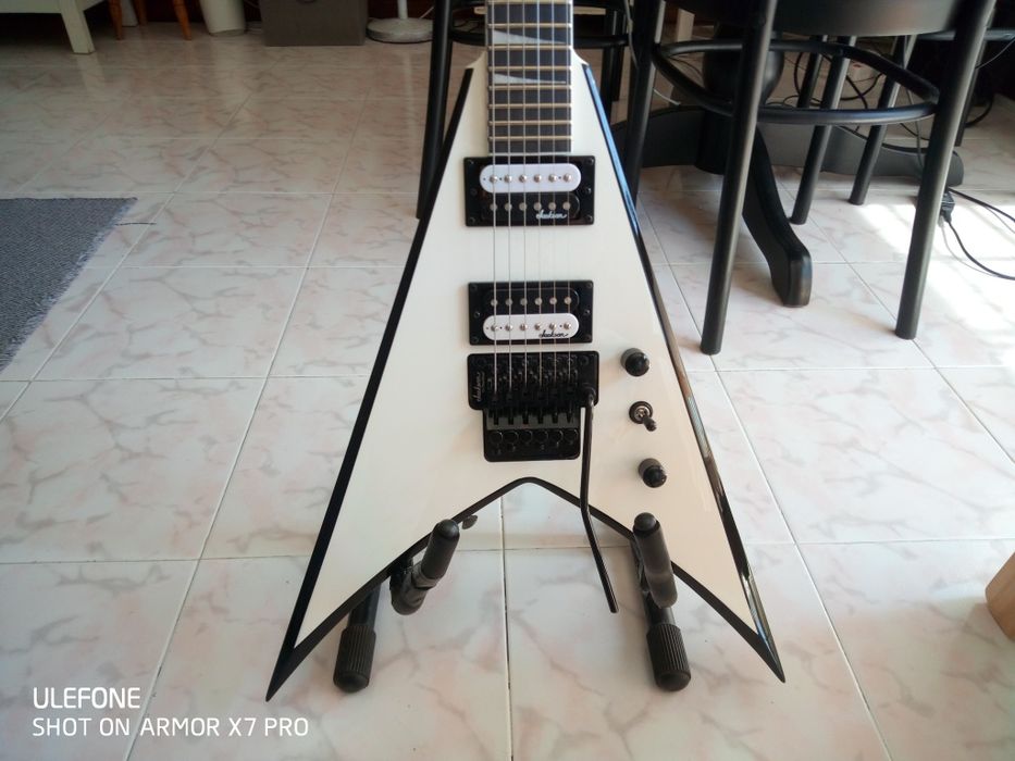 Guitarra elétrica Jackson King V JS32, White w/Black Bevels, como nova
