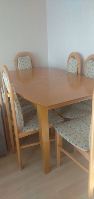 Stół z krzesłami