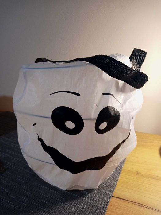 Torebki i straszna maska na Halloween