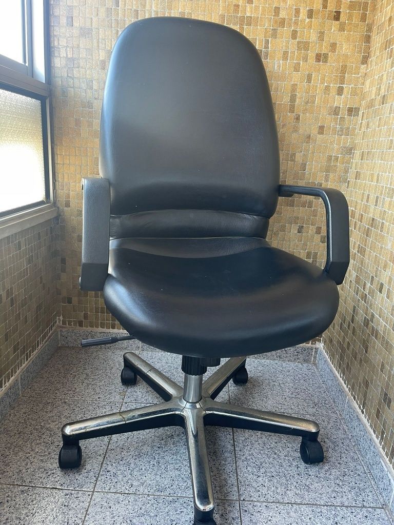 Cadeira de escritório em pele preta