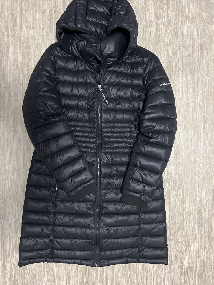 Продам довгу жіночу куртку Calvin klein