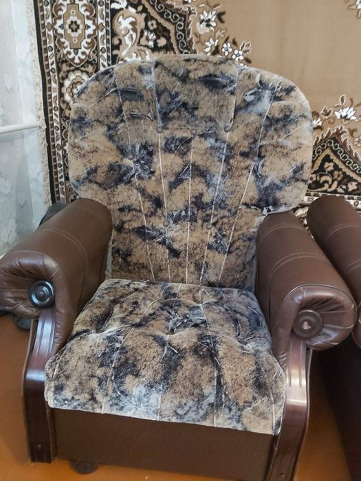 Продам диван та два крісла