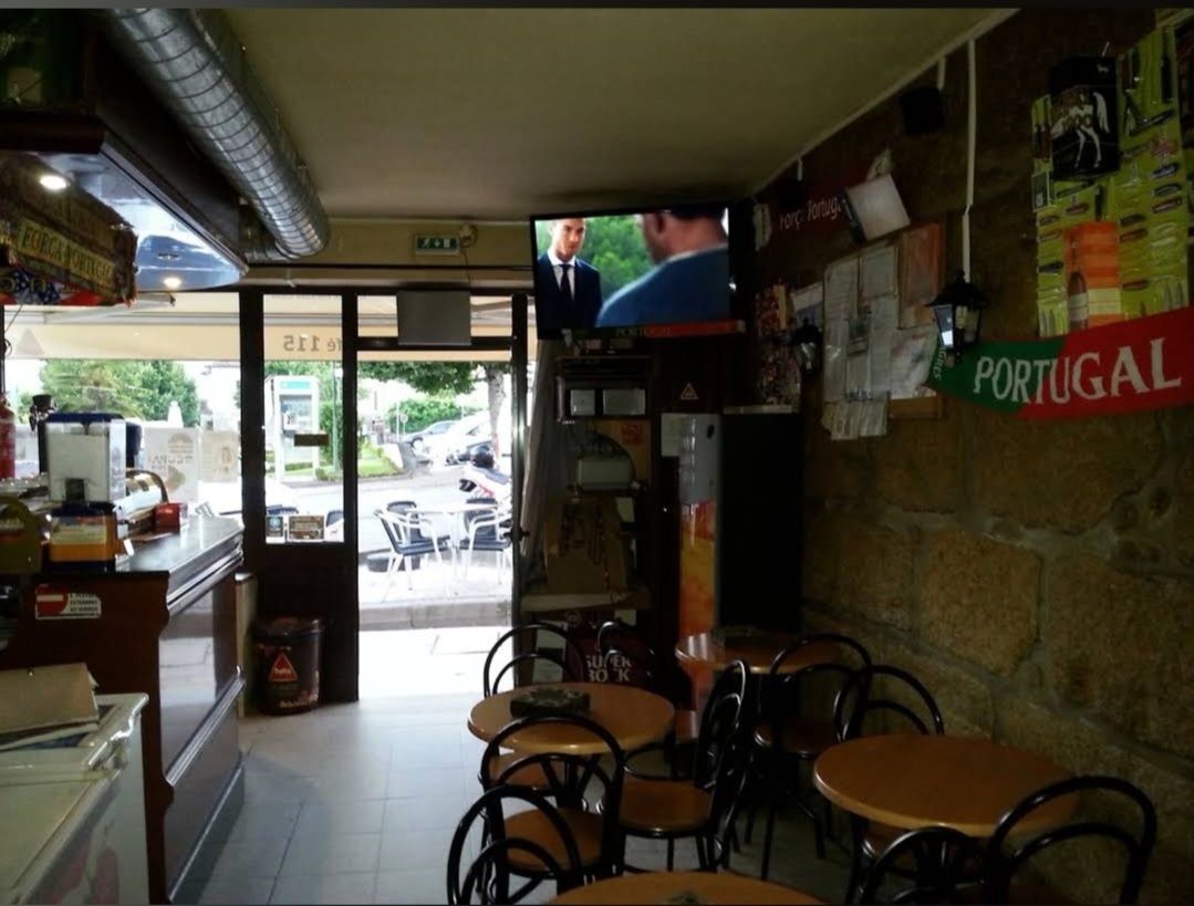 Prédio com comércio ativo