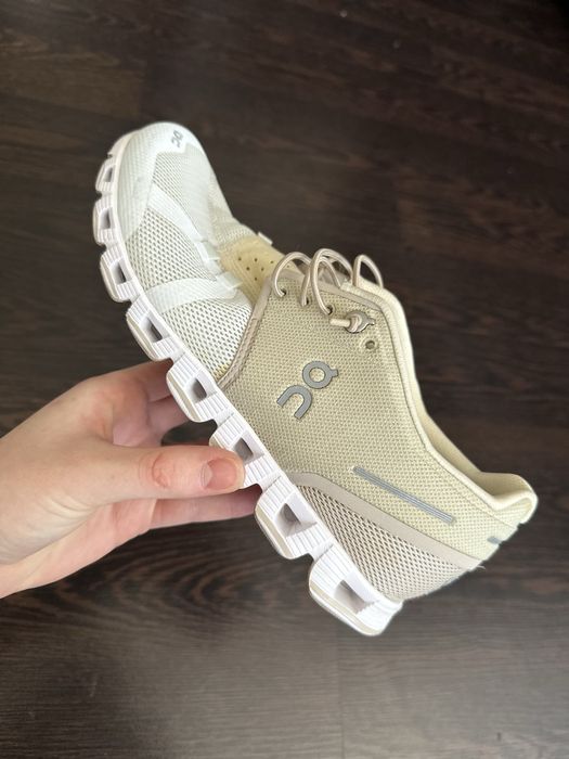 Кроси — on cloud 5