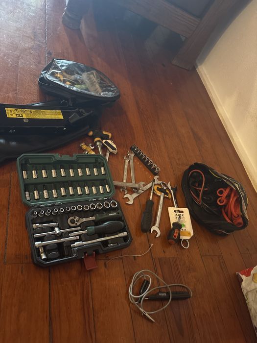 Vendo kit completo com chave.s cabo de bateria  macaco para carto