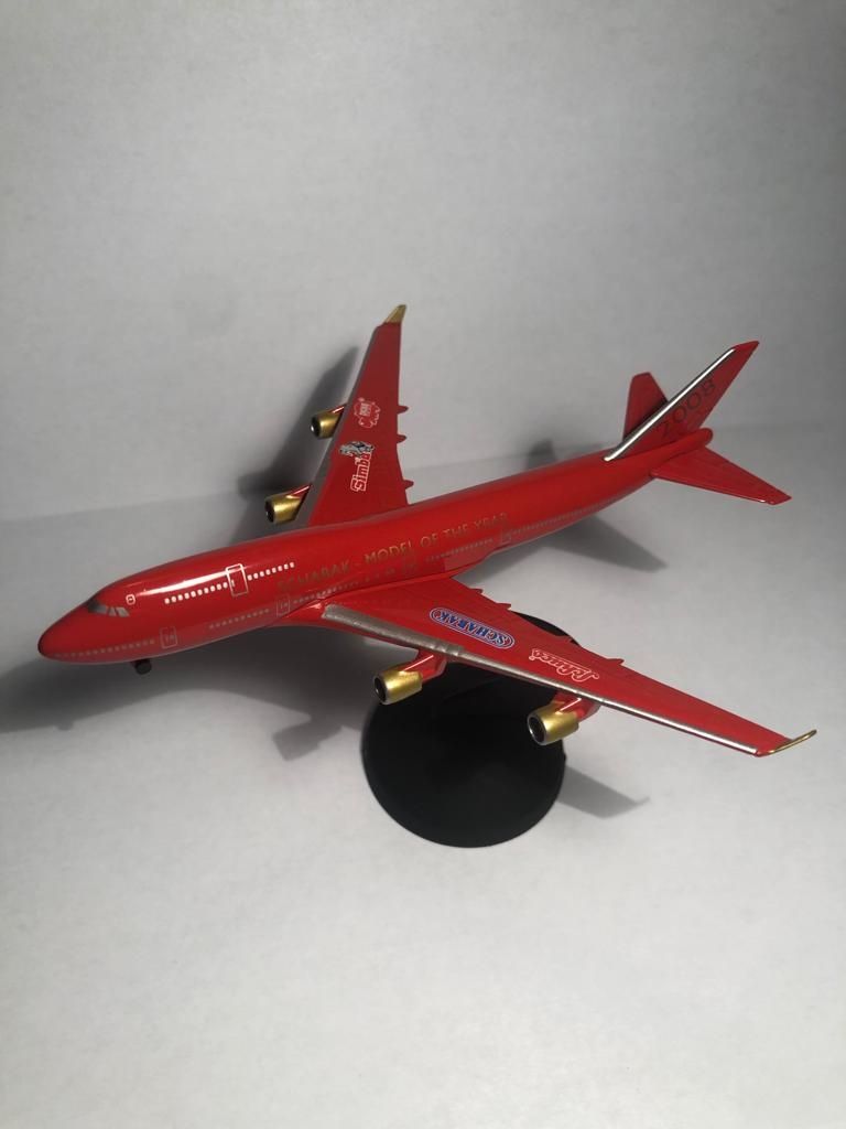 Modelo Boeing 747-400 vermelho