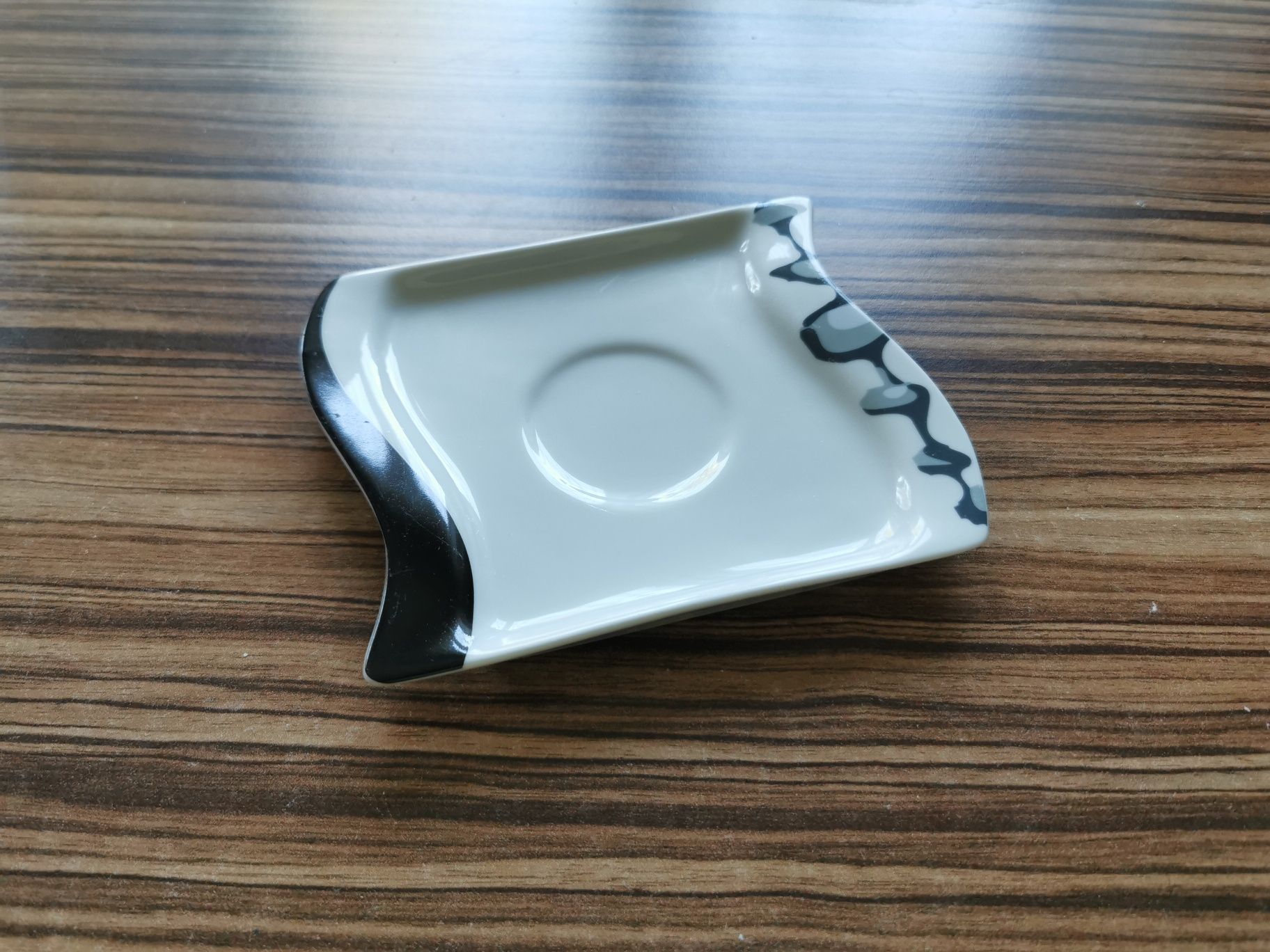 Zestaw obiadow29el. (dla 6 osób) Kwadratowe, ceramiczne.