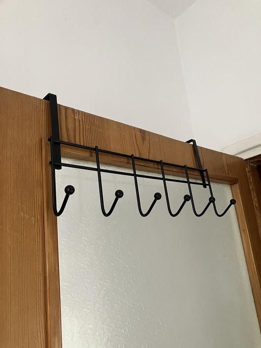 Wieszak metalowy czarny lub aluminiowy na drzwi dl.46 cm