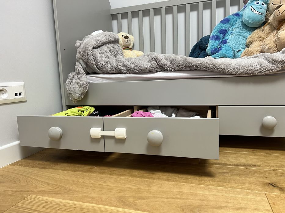 Łóżeczko dziecięce z materacem 120 x 60 cm grubości 10cm z szufladami.