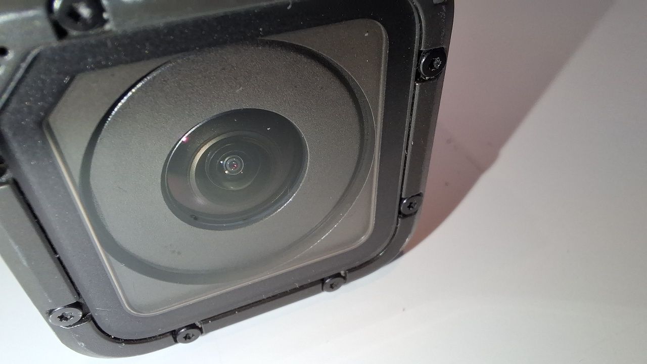 GoPro Hero 4 Session + zestaw z kartą na 32GB
OPIS
HERO Session to p