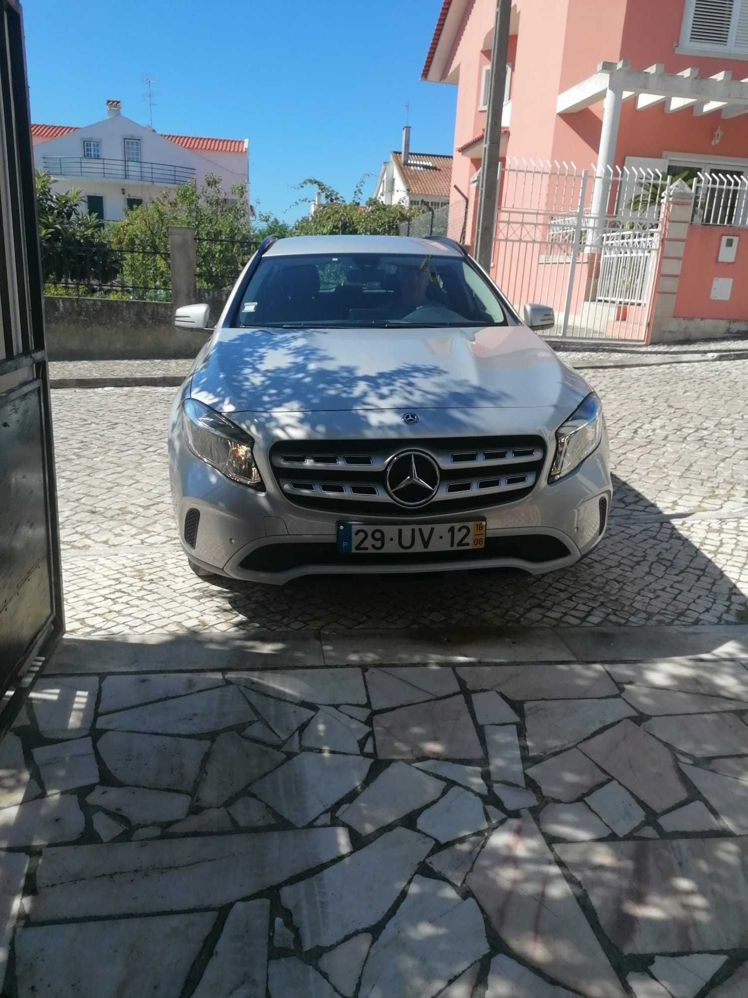 Mercedes-Benz com 54000KM e está como novo.