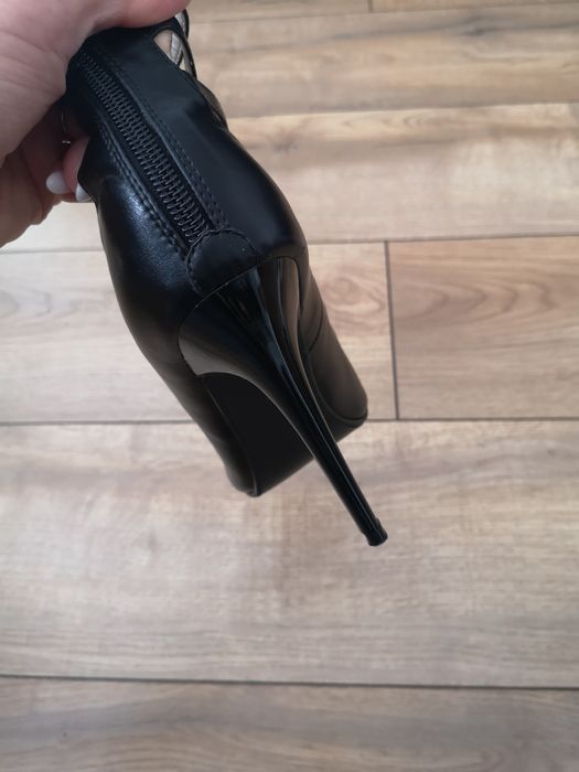 Buty na obcasie czarne, sznurowane, z zamkiem