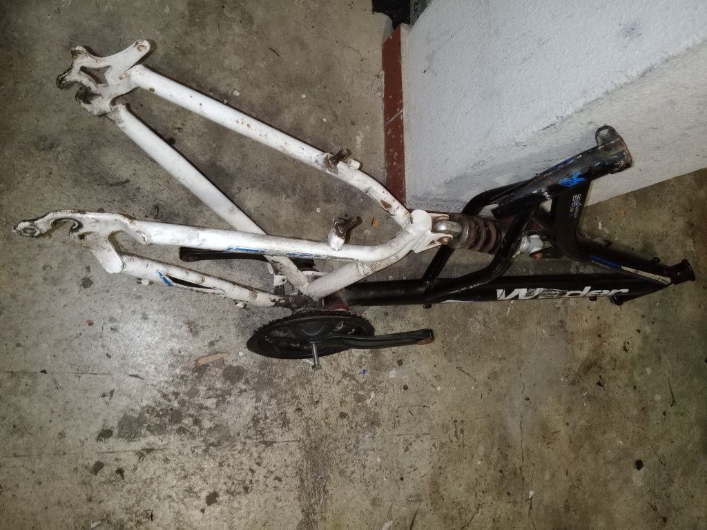 5€ quadro de bicicleta tem o amortecedor central e pedaleira para deso