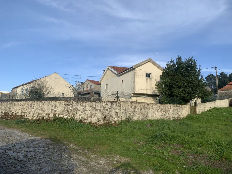 Casa com terreno + anexo para renovação
