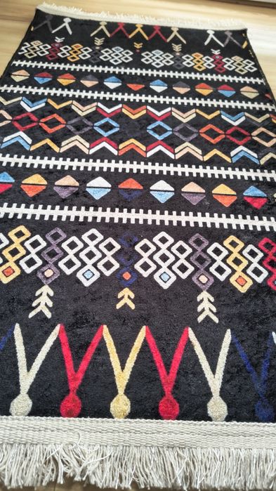 Dywanik chodnik 50x85cm czarny z kolorowym wzorem