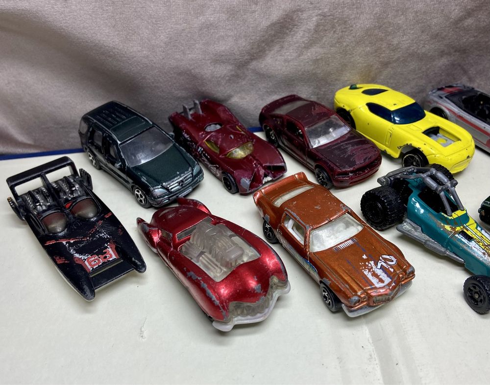 12 машинок HotWheels 1998-2005 років