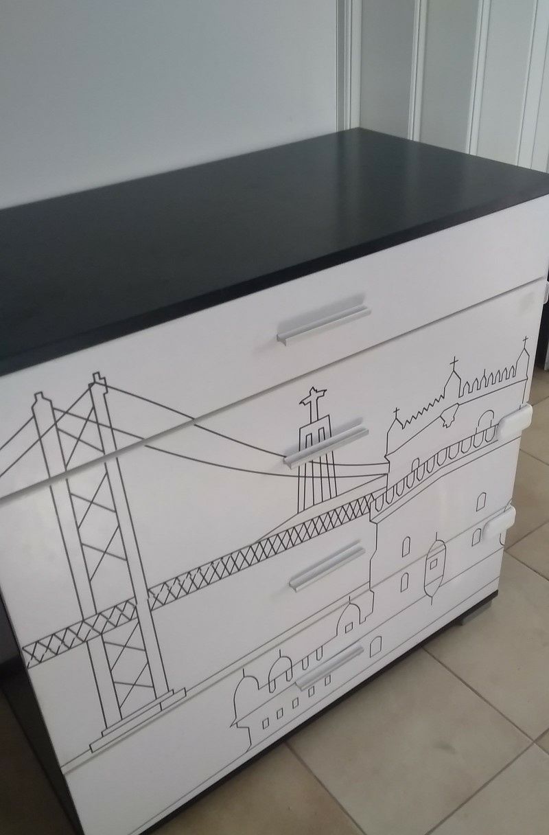 Cómoda de 4 gavetas com desenhos