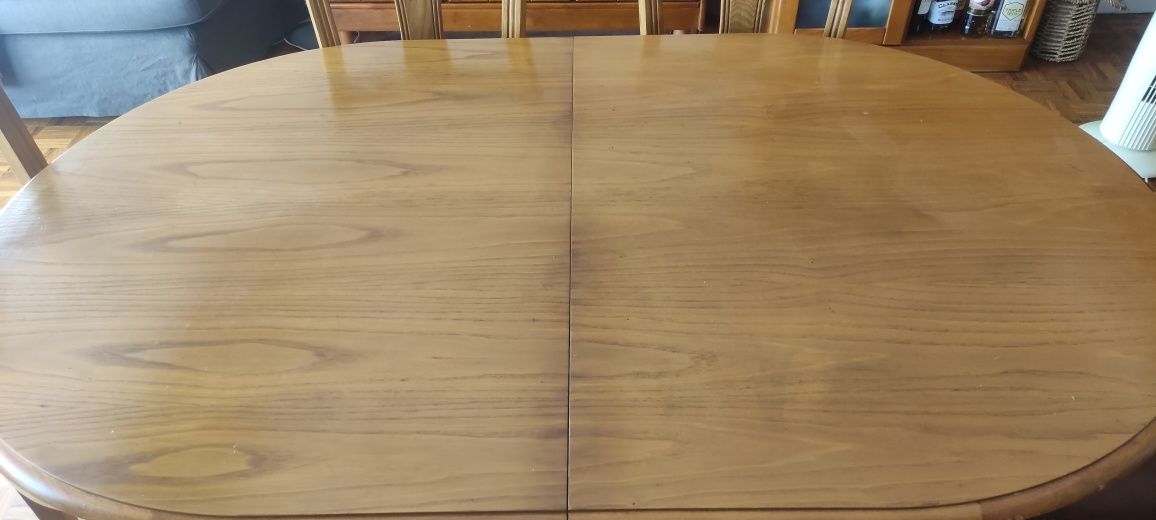 Mobília completa de sala de jantar em cerejeira