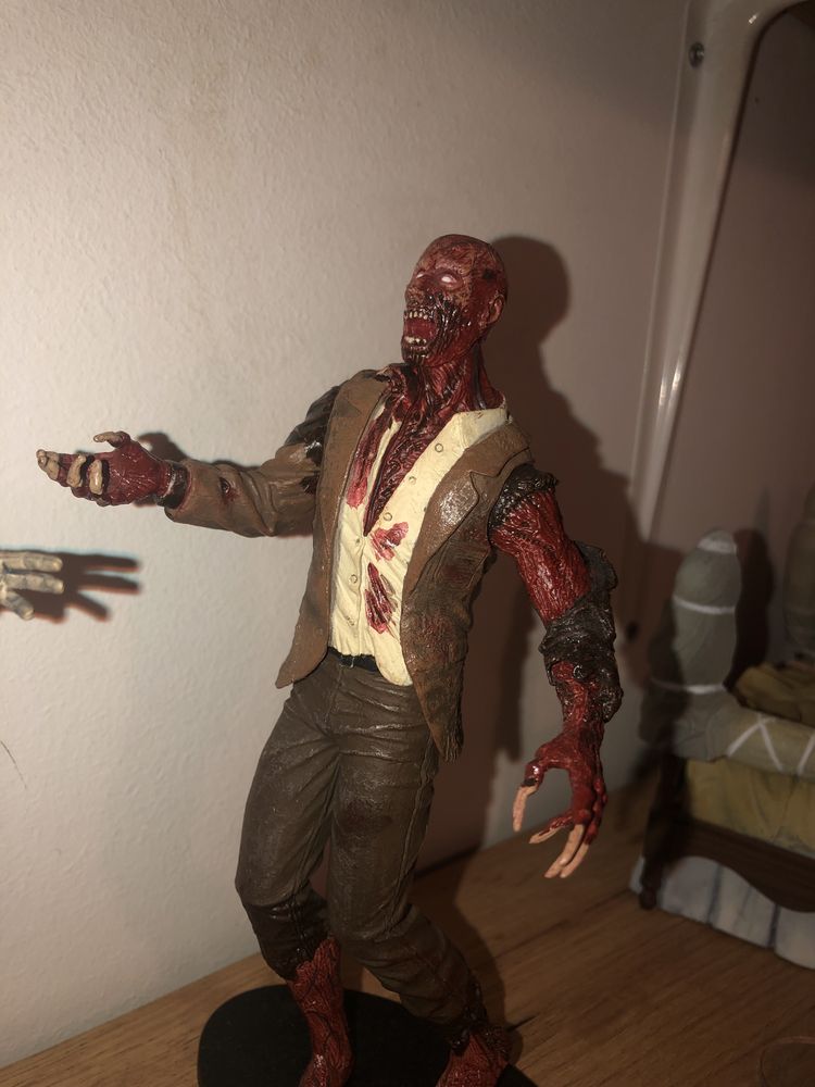 Neca Crimson Head Zombie + Pies i oryginalna Podkładka