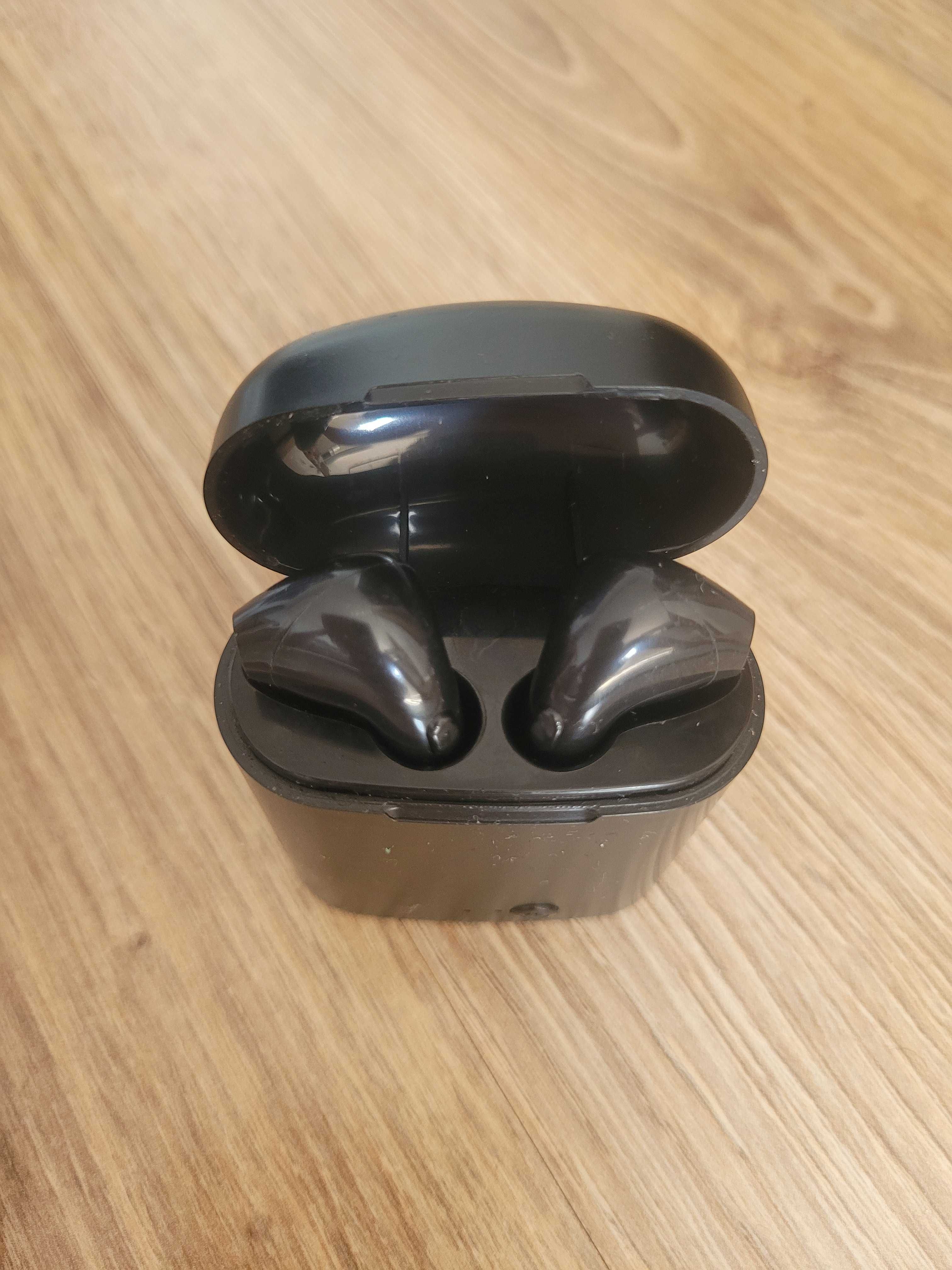 Nowe czarne słuchawki bezprzewodowe z kablem usb
