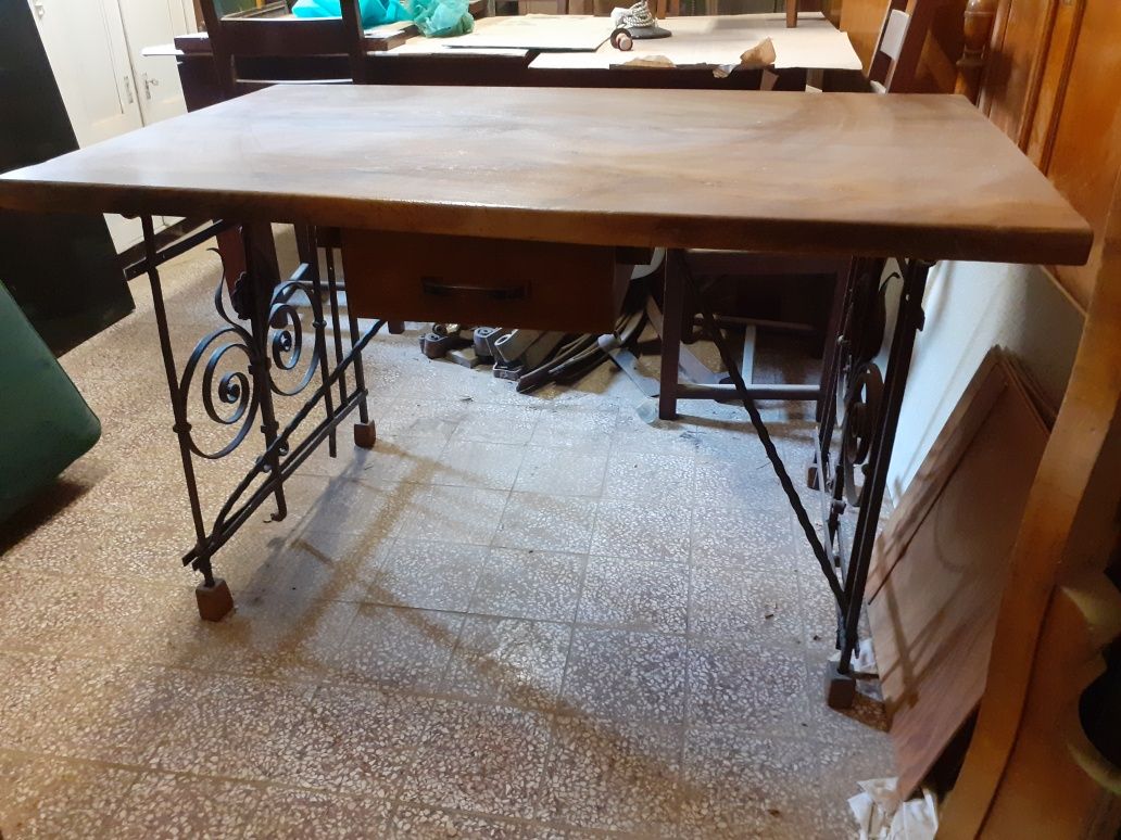 Dębowy stół na metalowych rzeźbionych nogach
