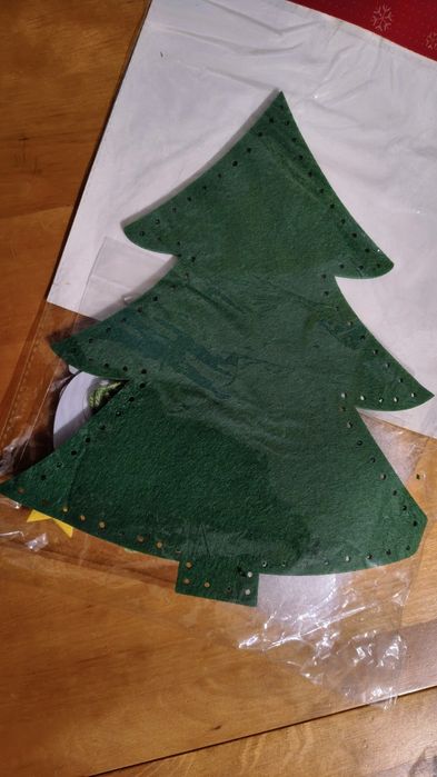 Choinka z fizeliny do własnoręcznego wykonania.