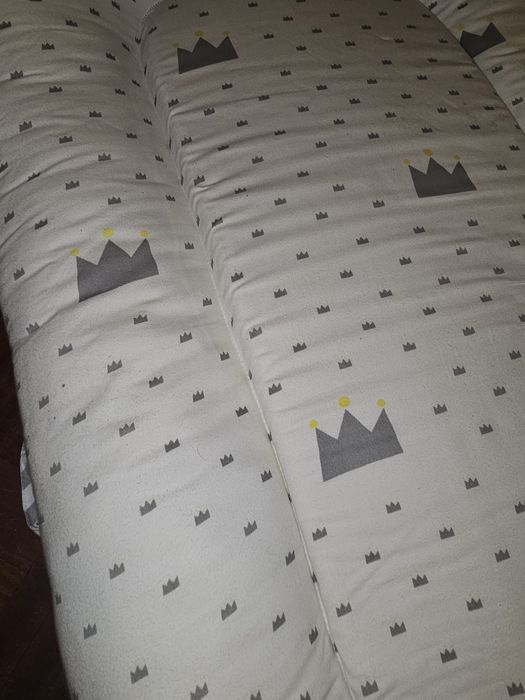 Ninho de bebé cinzento e branco