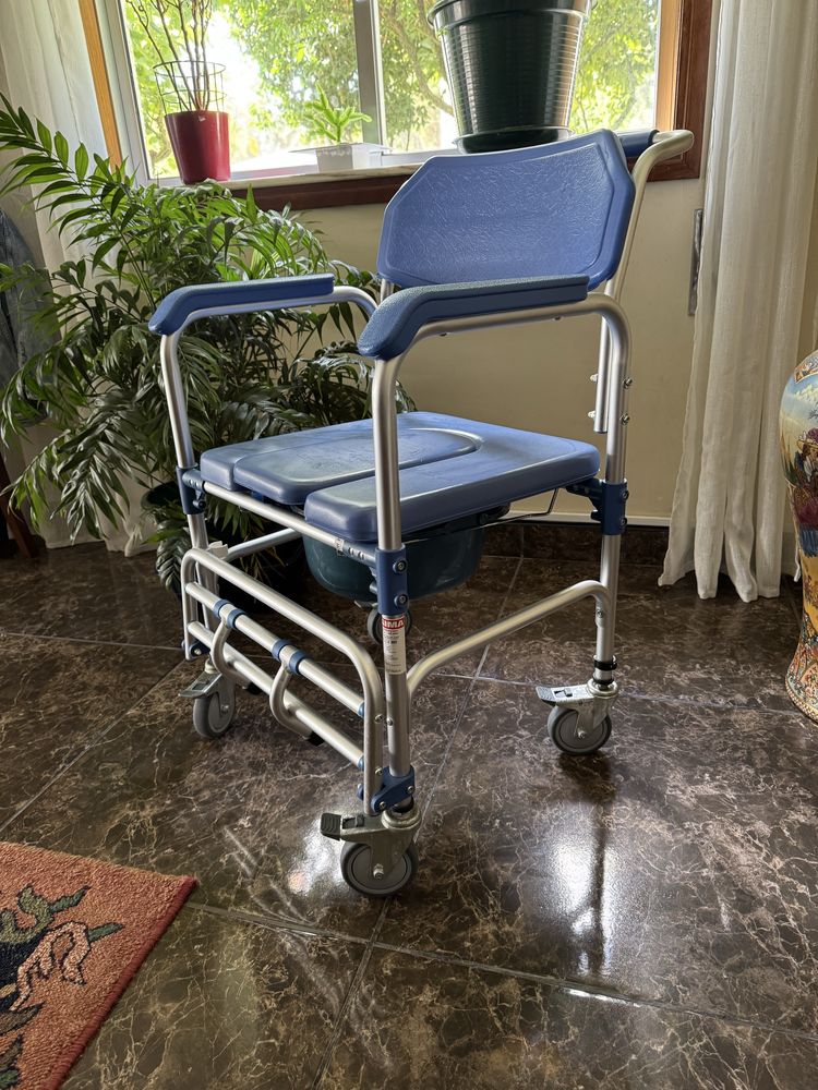 Cadeira de banho sanitária com pousa pés e vaso sanitário com rodas
