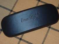granatowe twarde etui na okulary