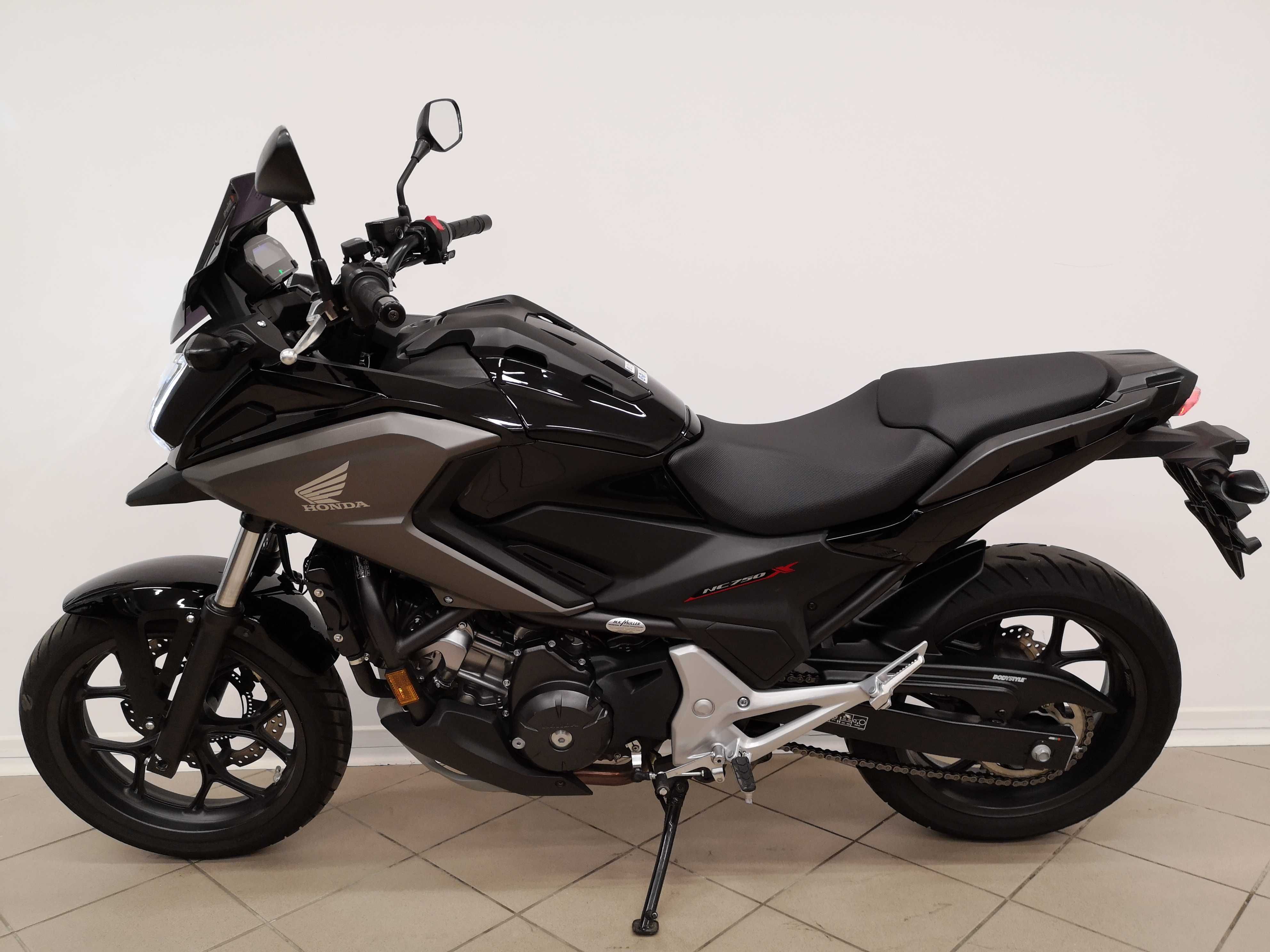 Honda NC 750 X I właściciel z Niemiec Tylko 015000 km !!! Jak NOWA !!!