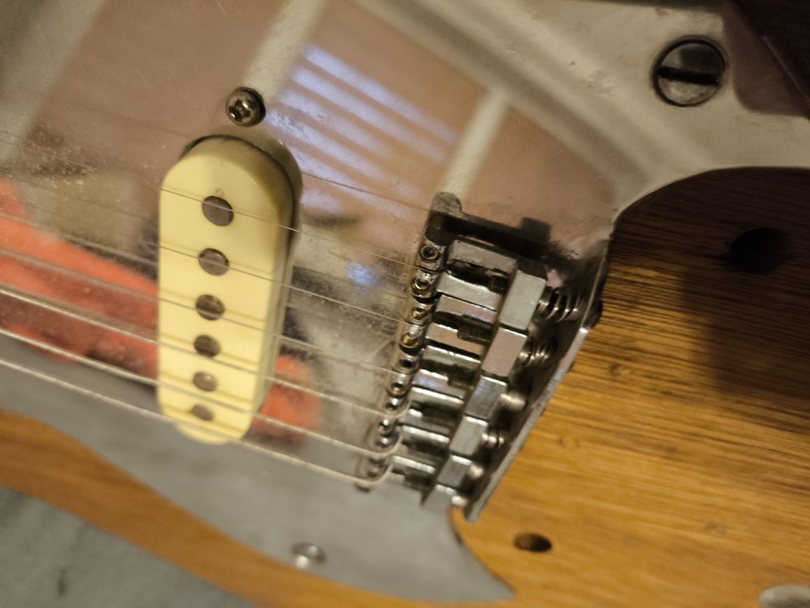 Gitara elektryczna mahoniowa nietypowa