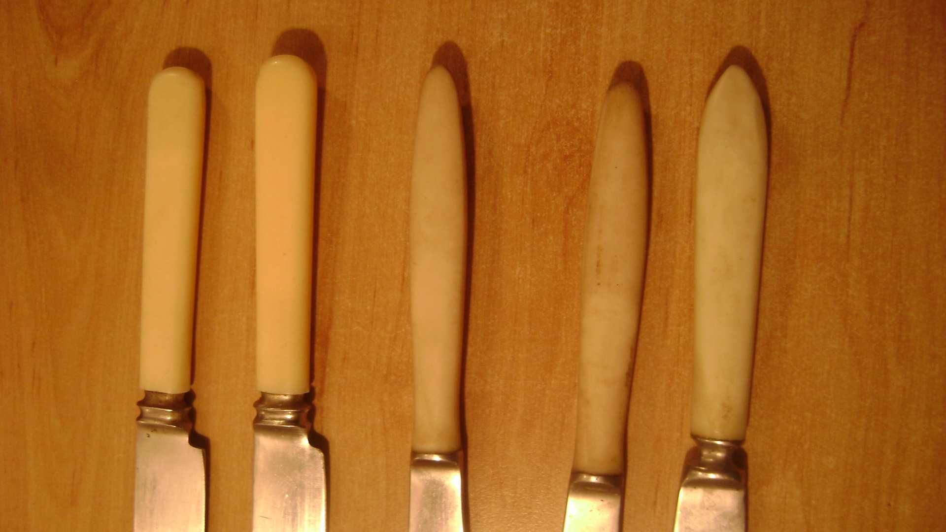 Starocie z PRL - Stare sztućce = Zestaw 5 noży radzieckich z ebonitem