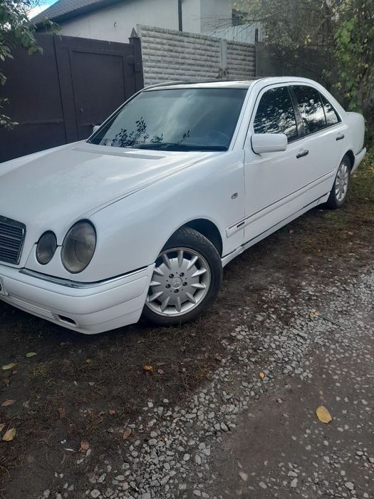 Mercedes-Benz E200 AVANT-GARDE 2л. Газ бензин