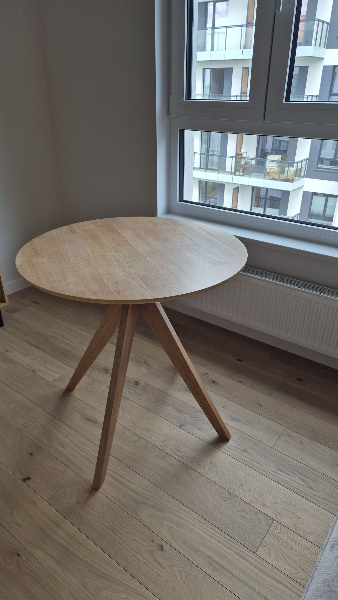 Sprzedam stół okrągły  srednica 80 cm