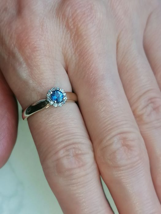 Золотое кольцо с натуральным сапфиром, и бриллиантами