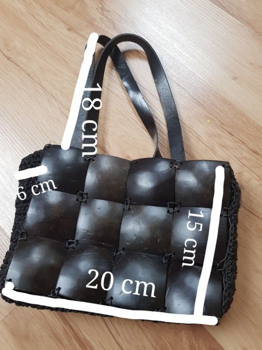 Mini, mała torebka z kokosa.