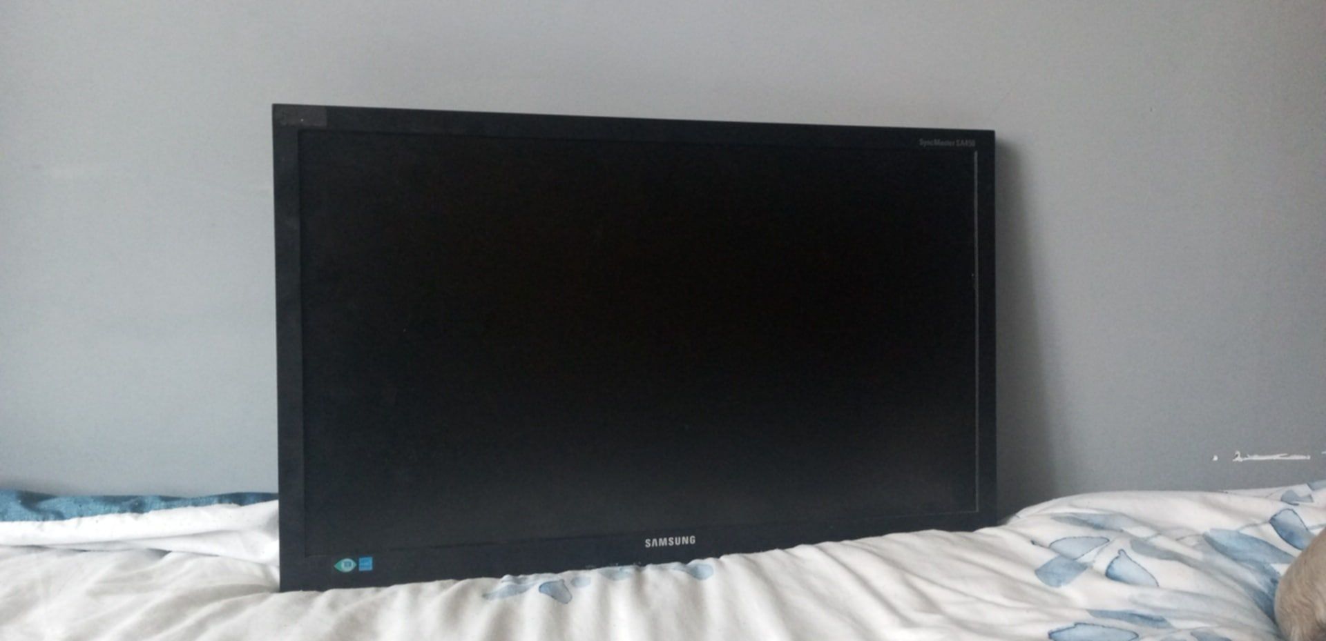 Monitor z kablem