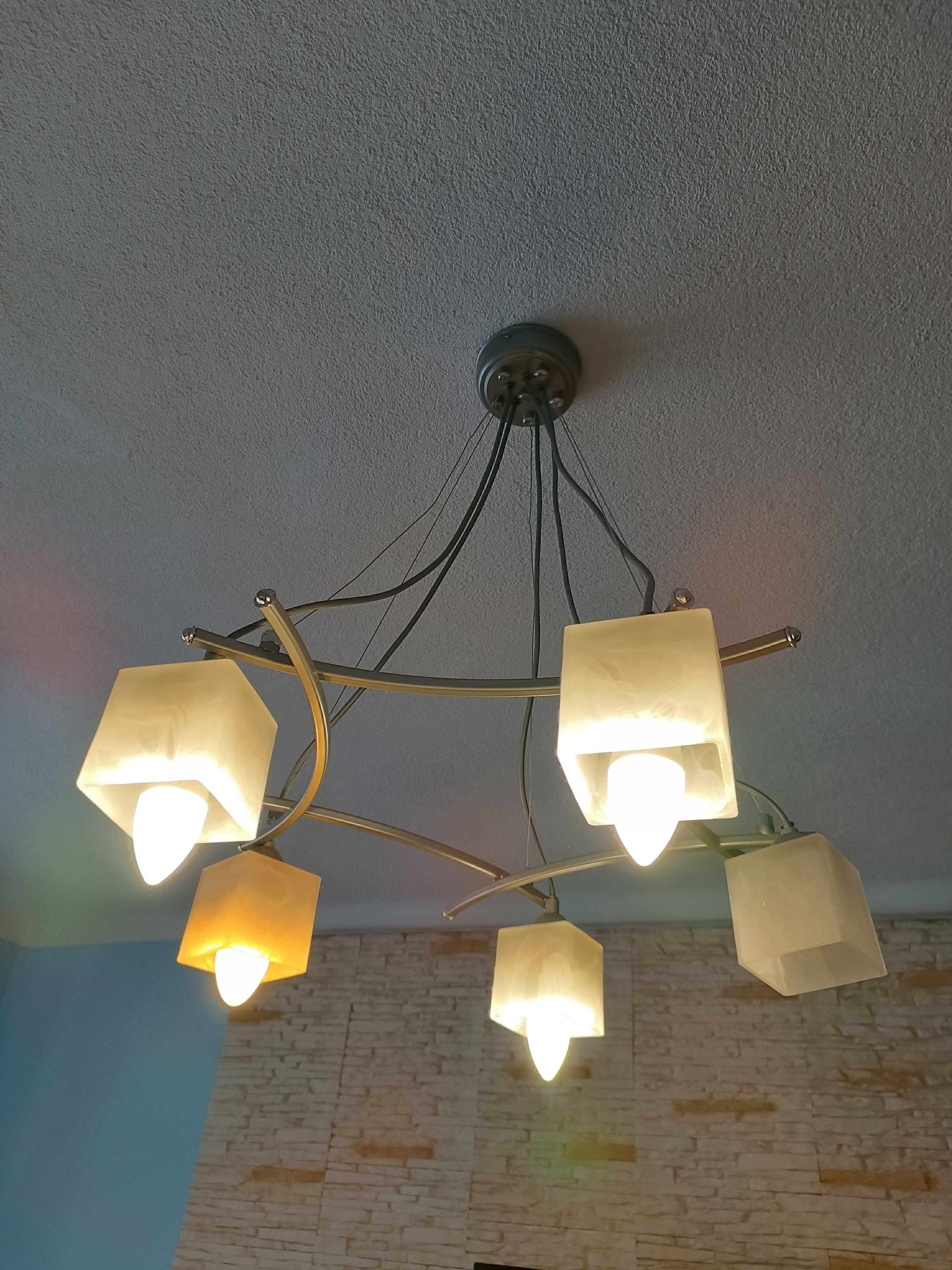 Lampy wiszące do pokoju