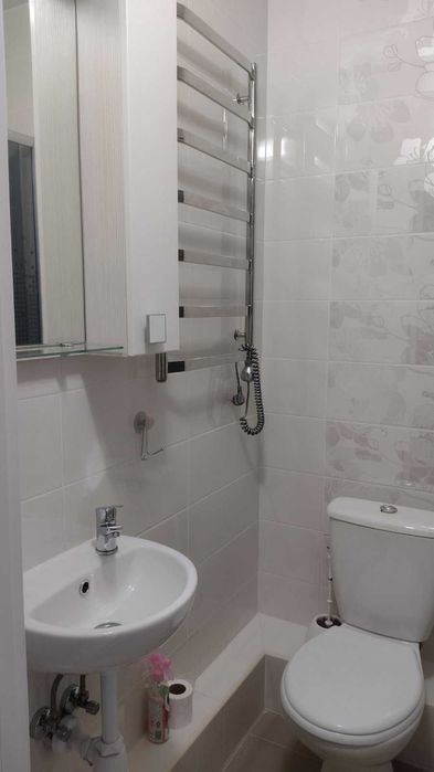 М Осокорки 10 хв,   євроремонт, генератор в будинку. два санвузли