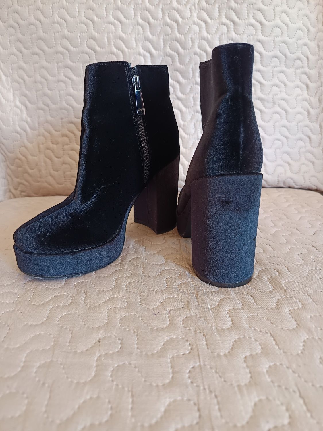 Vendo botas com tecido tipo veludo.