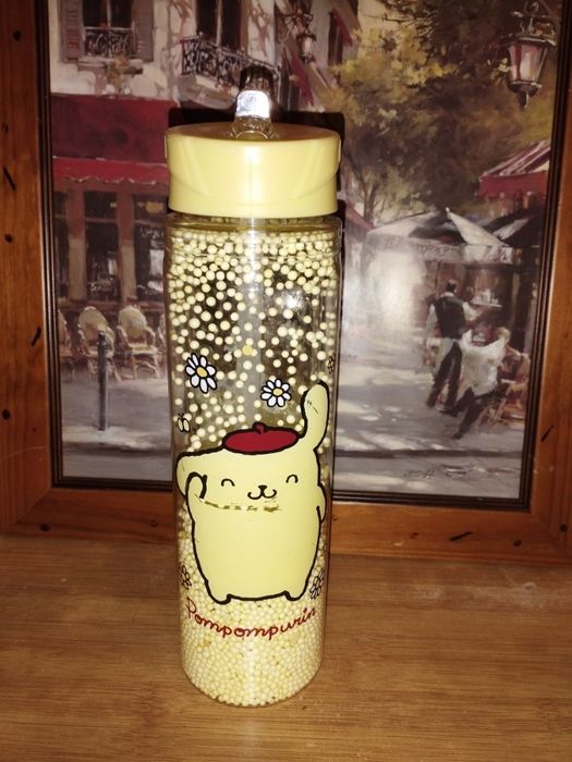 Пляшка для води з дизайном персонажа Sanrio на ім'я Pompompurin.