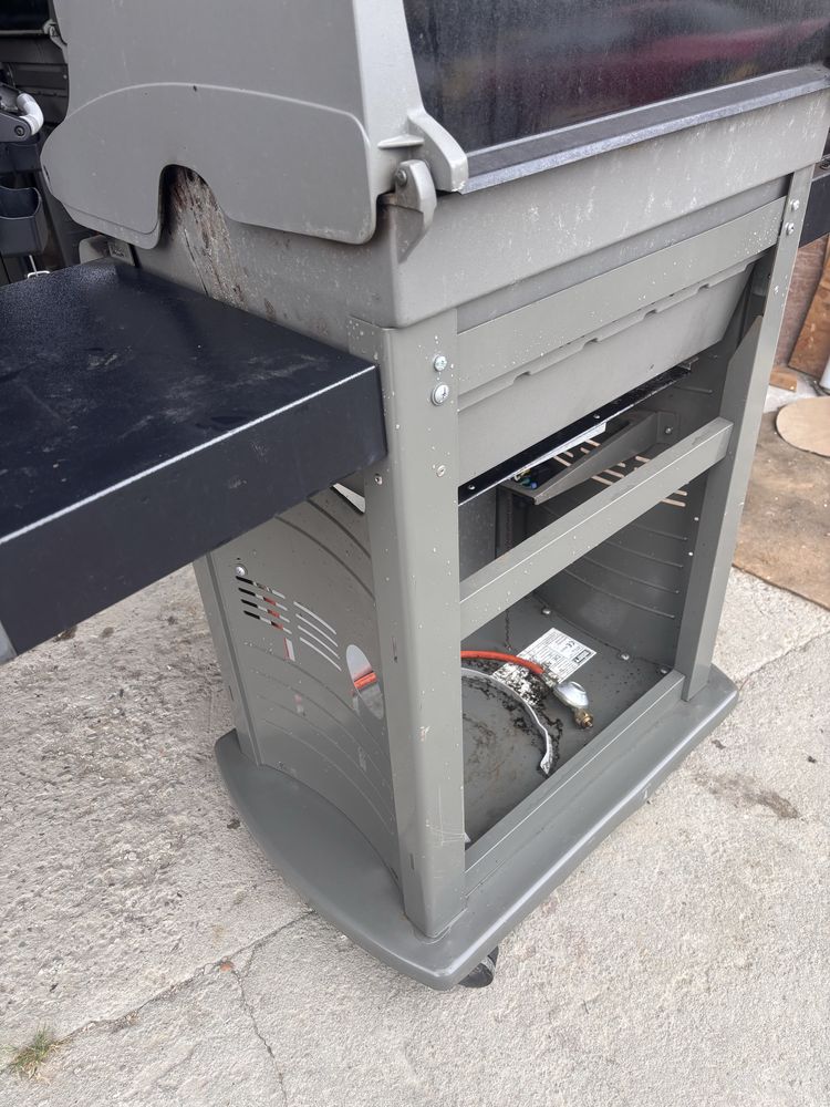Grill Gazowy Weber z palnikiem bocznym