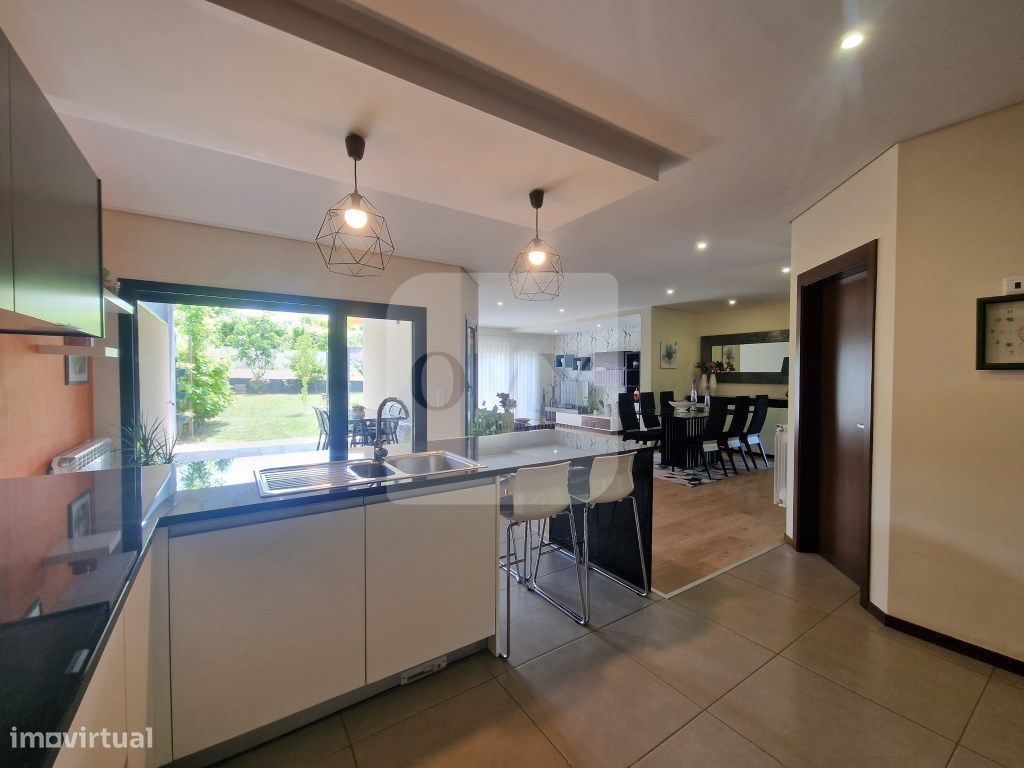 Moradia T3+1 de arquitetura moderna em Torneiros, Vila Real