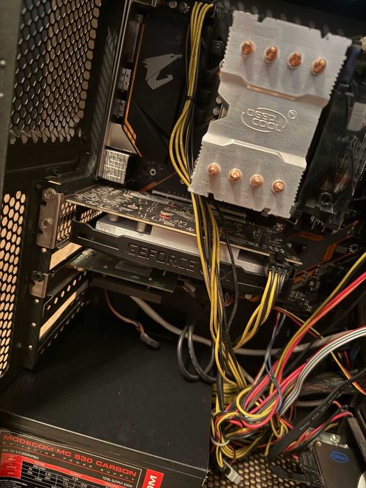 Komputer stacjonarny do gier i pracy.