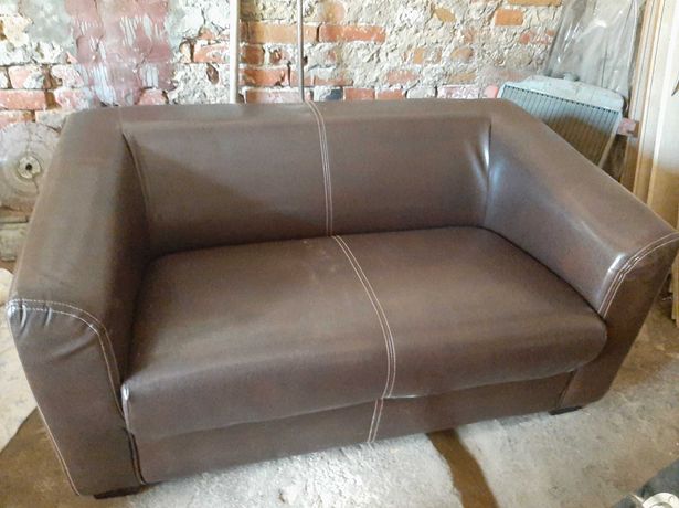 Brązowa sofa dwuosobowa