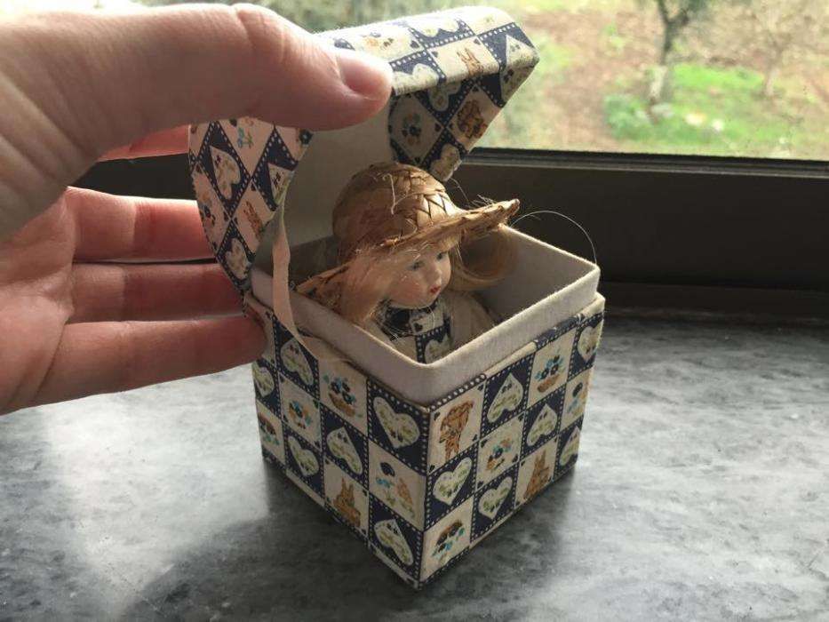 Boneca porcelana na caixa