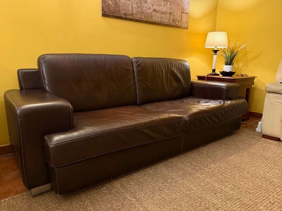 Sofá em pele 3 lugares mais 2 sofás individuais.